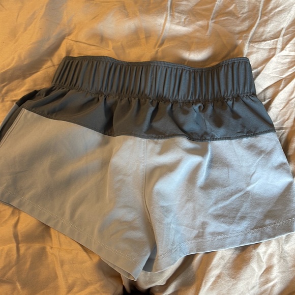Girls under armour shorts. Size small - Picture 3 of 3